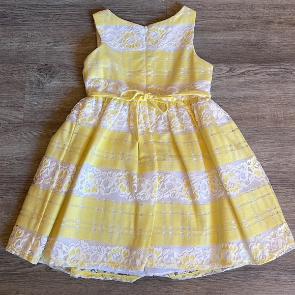 Emily west - Yellow and white lace overlay size 5 little girls dress - Picture 3 of 7